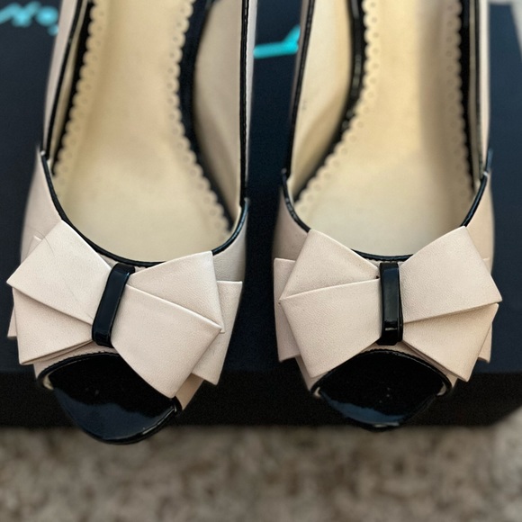 Kelly and Katie Bow Heels - Picture 2 of 5
